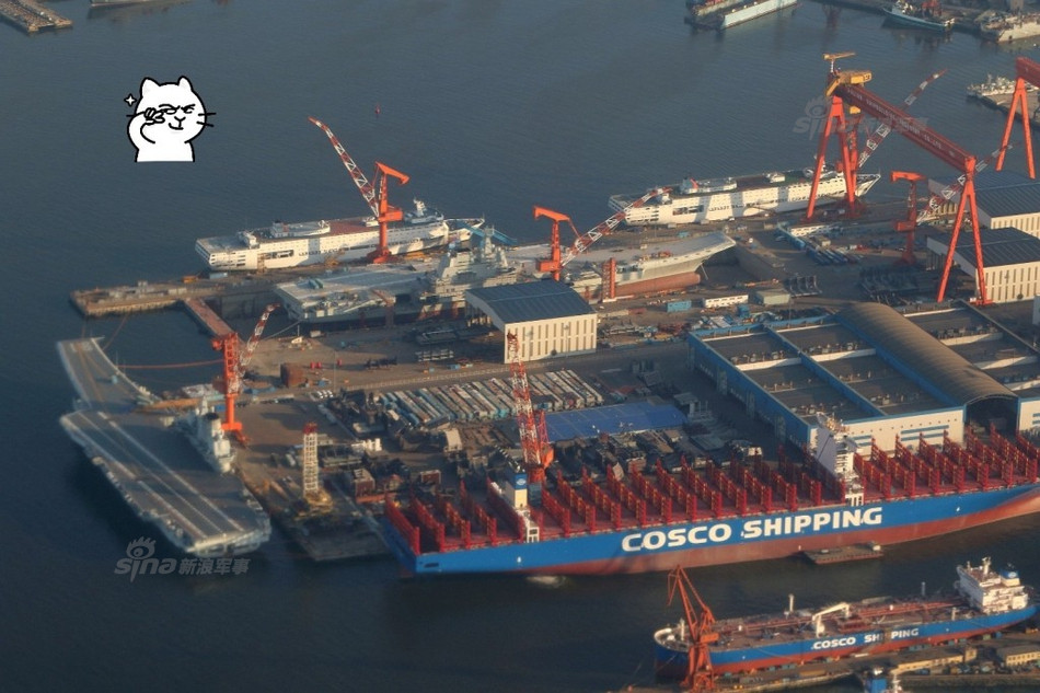 Hôm 20/6 vừa qua, quân đội Trung Quốc thậm chí còn cho phép truyền thông nước này ghi lại những hình ảnh chân thực nhất về tàu sân bay Type 001 từ một phòng quan sát cách xa nơi đóng tàu này khoảng hơn 100 mét. Nguồn ảnh: Sina.