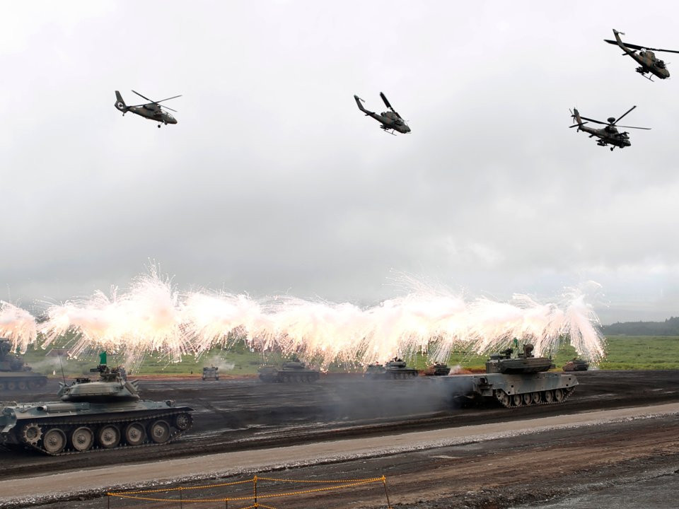 Khá bất ngờ là Nhật Bản lại có sức mạnh quân sự thuộc vào hàng "có số má" ở châu Á. Cụ thể, đất nước này chỉ có 311.000 quân nhân thường trực, 288 máy bay, 700 xe tăng và 131 tàu chiến các loại nhưng lại có tới 4 tàu sân bay. Ngân sách quốc phòng hàng năm của Tokyo lên tới 43,8 tỷ USD. Nguồn ảnh: BI.