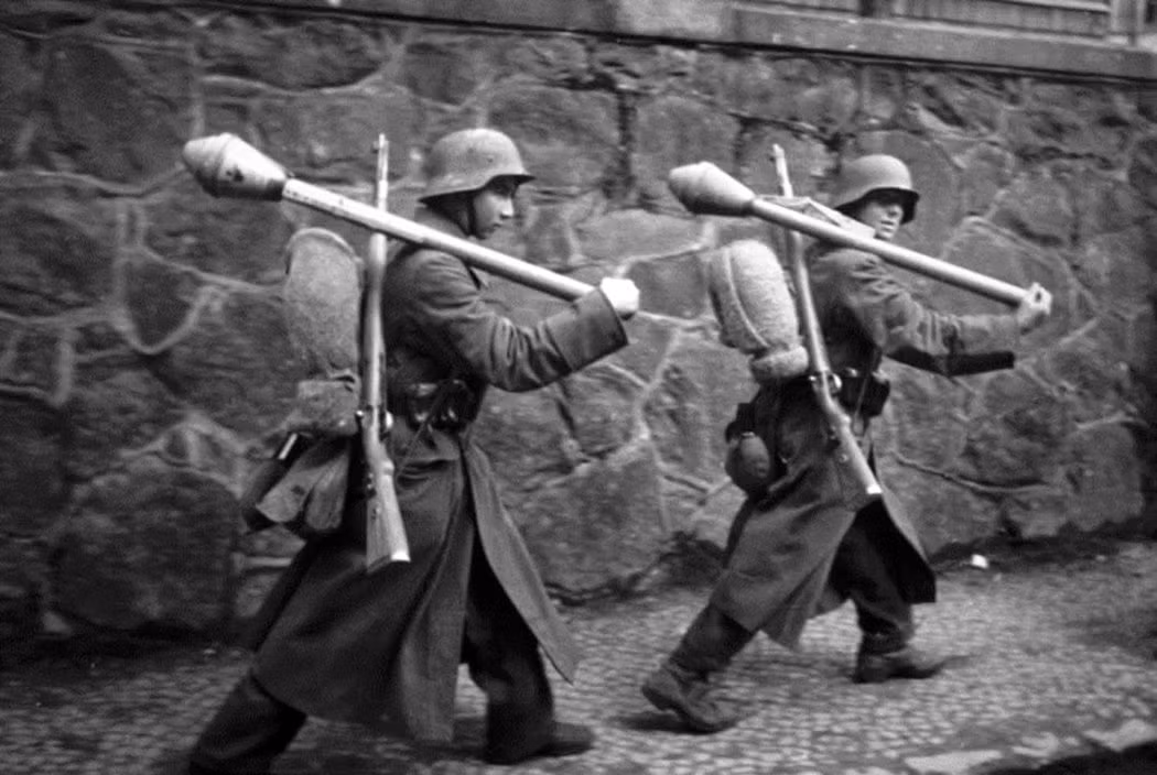 Tổng cộng, Đức đã chế tạo được tới hơn 6 triệu khẩu súng chống tăng Panzerfaust (tất cả mọi biến thể) và sử dụng nó suốt từ năm 1943 tới khi Chiến tranh Thế giới thứ hai kết thúc. Nguồn ảnh: WW2.