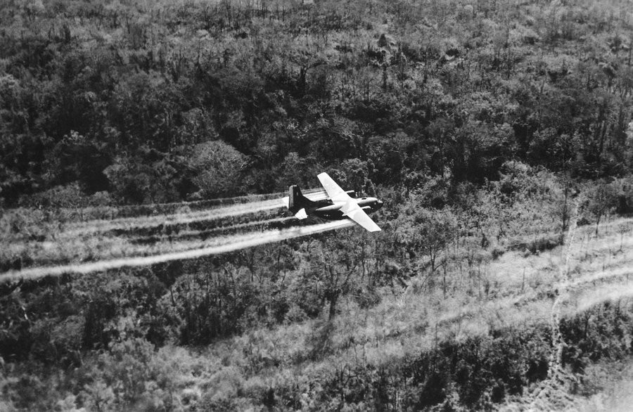 Điều dã man hơn đó là khi được sử dụng trong Chiến tranh Việt Nam, cả phía ta và Mỹ đều không biết tới mức độ độc hại của loại vũ khí chết người này. Thậm chí phía Mỹ và quân đội Sài Gòn còn rải truyền đơn khẳng định, chất độc da cam không ảnh hưởng tới sức khỏe con người, nước bị nhiễm chất độc da cam vẫn có thể uống trực tiếp... thoải mái. Nguồn ảnh: Aircraft.