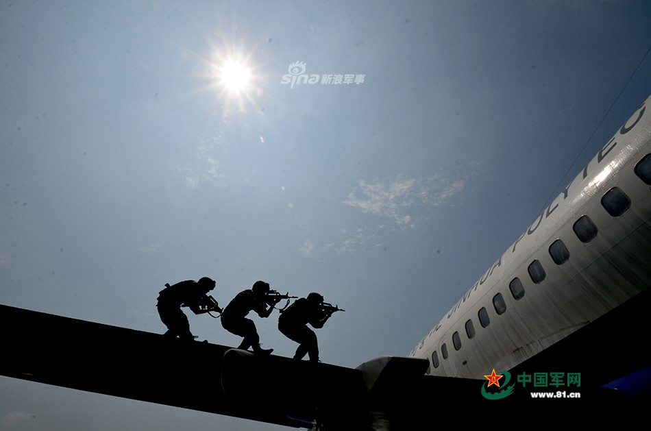 Cuộc diễn tập chống khủng bố của Võ cảnh Chiết Giang diễn ra nhiều lần trong nguyên ngày 15/6 vừa rồi với một chiếc máy bay thật. Nguồn ảnh: 81cn.