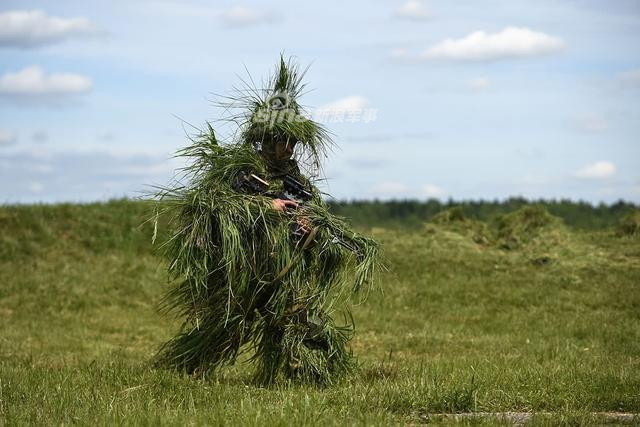 Trọn bộ trang phục ngụy trang tự chế của lính bắn tỉa Nga. Nguồn ảnh: Sina.