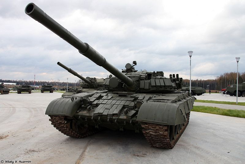 Tính tới thời điểm hiện tại, Nga đang gấp rút triển khai việc nâng cấp hàng loạt các xe tăng T-72B cũng như đại tu, cải tiến các thiết bị điện tử chiến thuật được sử dụng trên biến thể nâng cấp T-72B Đại Bàng Trắng. Nguồn ảnh: Vitaly.