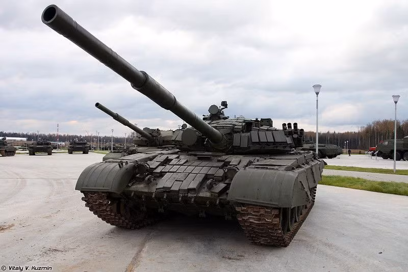 Tính tới thời điểm hiện tại, Nga đang gấp rút triển khai việc nâng cấp hàng loạt các xe tăng T-72B cũng như đại tu, cải tiến các thiết bị điện tử chiến thuật được sử dụng trên biến thể nâng cấp T-72B Đại Bàng Trắng. Nguồn ảnh: Vitaly.