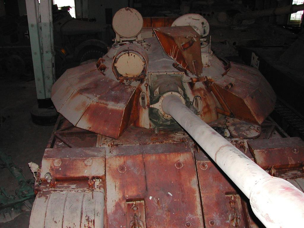 Thực tế đã cho thấy, dù có nâng cấp đến mức nào, những chiếc xe tăng T-55 này cũng đã quá già để đối đầu với hàng loạt các loại xe tăng hiện đại ngày nay. Tuy vậy, T-55 Enigma vẫn hoàn toàn phù hợp với việc là loại xe tăng hỗ trợ hỏa lực bộ binh với nòng 100mm đủ để thổi bay mọi loại lô cốt phòng ngự kiên cố. Nguồn ảnh: Tanksenyc.