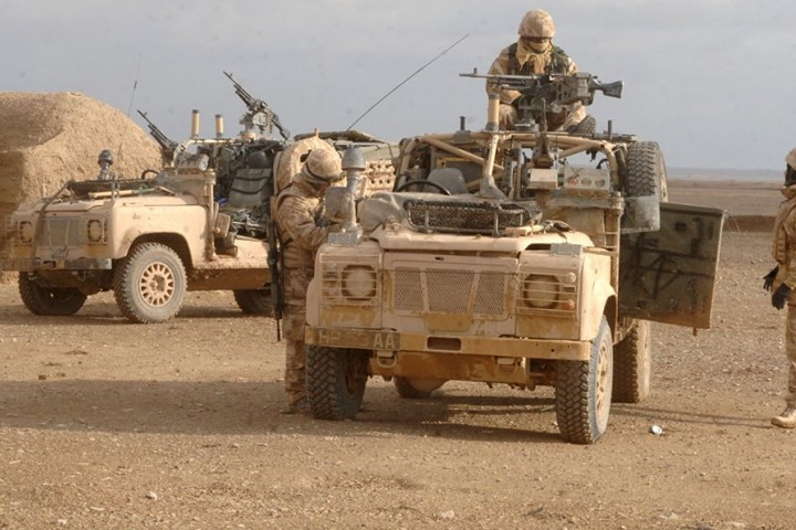 Xe sử dụng động cơ xăng hoặc diesel 2,5 lít. Xe có thể gắn súng máy.