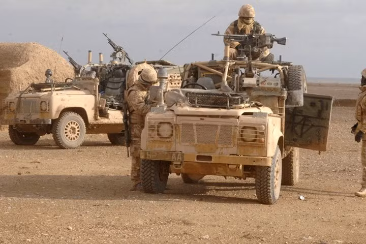 Xe sử dụng động cơ xăng hoặc diesel 2,5 lít. Xe có thể gắn súng máy.