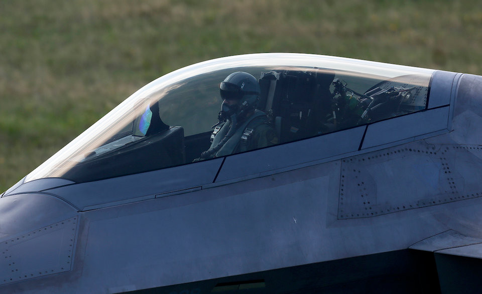 Hệ thống mũ bay của phi công Raptor cũng được cải tiến với màn hình hiển thị ngay trên kính của mũ bay, bao gồm đầy đủ các thông số bay và mục tiêu, giúp phi công thoải mái quan sát bên ngoài mà không bỏ lỡ các tham số quan trọng của máy bay. Nguồn ảnh: BI.