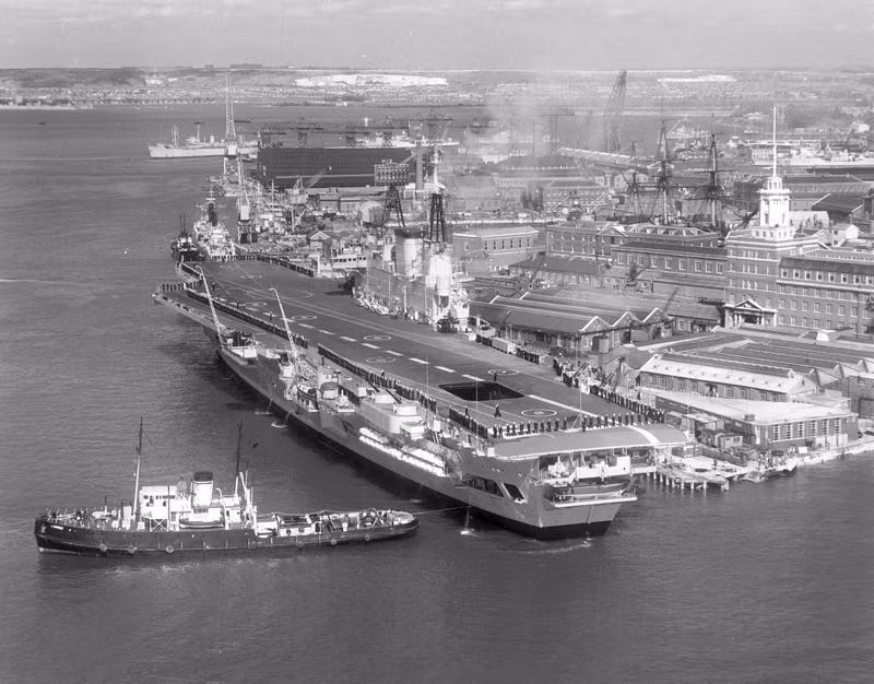 Tuy nhiên khi nó được nhập biên chế vào năm 1951, thời đại của tên lửa và máy bay phản lực đã đến rất gần. Để có thể tiếp tục được phục vụ trong Hải quân Hoàng gia Anh, HMS Eagle buộc phải được tái thiết kế lại. Ảnh: Tàu HMS Eagle với hai đường băng và tháp chỉ huy được nâng cấp sau khi đóng lại. Nguồn ảnh: Pinterest.