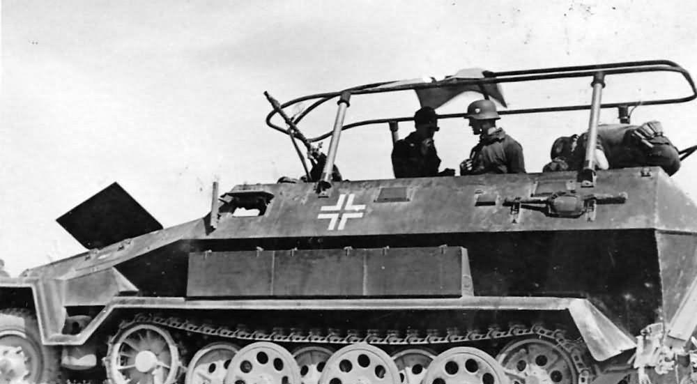 Một chiếc Sd.Kfz. 251 nguyên bản với phần nóc xe có cấu tạo là khung thép để binh lính căng bạt che mưa che nắng. Tuy nhiên do bộ phận này hơi cồng kềnh nên khi ra chiến trường nó thường được tháo ra. Nguồn ảnh: History.