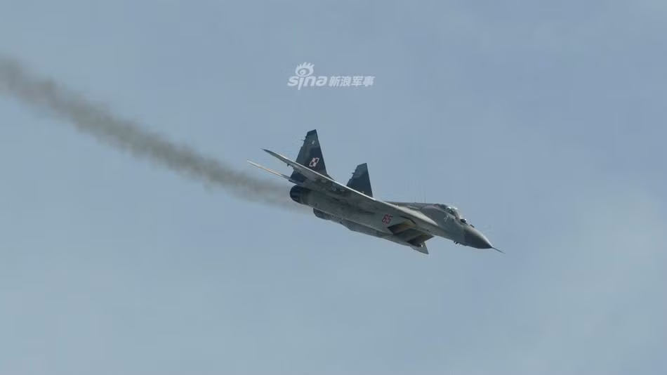 MiG-29 thực hiện động tác bổ nhào tấn công mục tiêu mặt đất. Nguồn ảnh: Moment.