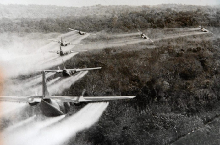 Được sử dụng để phát quang cây cối, thứ chất diệt cỏ này được cho là có những chất kịch độc, gây biến đổi và làm hỏng mã gen của nạn nhân xấu số chịu tác động, ảnh hưởng tới tận thế hệ con cháu của họ. Nguồn ảnh: History.