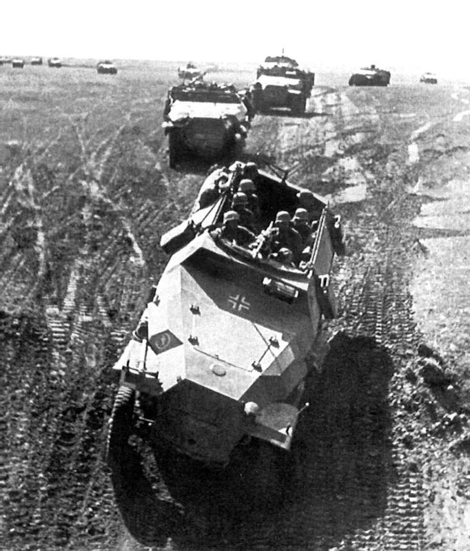 Để bù vào số lượng thiết giáp Sd.Kfz. 251 còn thiếu hụt do không thể sản xuất đủ, bộ binh Đức vẫn chủ yếu sử dụng xe tải để hành tiến trong những mũi tiến công xuyên tiền tuyến địch cùng lực lượng xe tăng, thiết giáp. Nguồn ảnh: Archive.