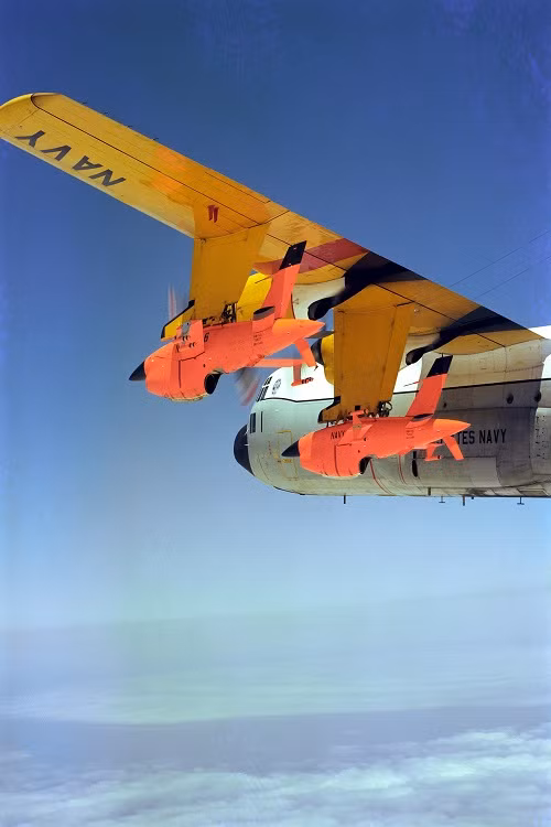 Câu trả lời rất đơn giản, đó là cử trực thăng đi "tóm" các máy bay không người lái mà họ đã thả ra trước đó. Sau đó, "mổ bụng" chiếc máy bay không người lái này để lấy những cuộn phim không ảnh, ghi lại những hình ảnh do thám cực kỳ quan trọng về miền Bắc Việt Nam. Nguồn ảnh: USAF.