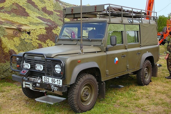 Land Rover Defender có thể chở quân, thiết bị, và hệ thống liên lạc... Xe cũng thể sử dụng cho mục đích chở vũ khí, cứu thương..., thậm chí có thể làm chốt chỉ huy cơ động.