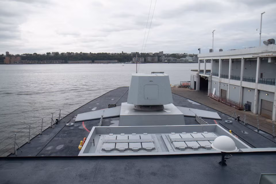 Mũi tàu nhìn từ khoang chỉ huy với tổng cộng 16 giếng phóng thẳng đứng và một khẩu pháo 76mm loại Oto-Breda. Nguồn ảnh: BI.