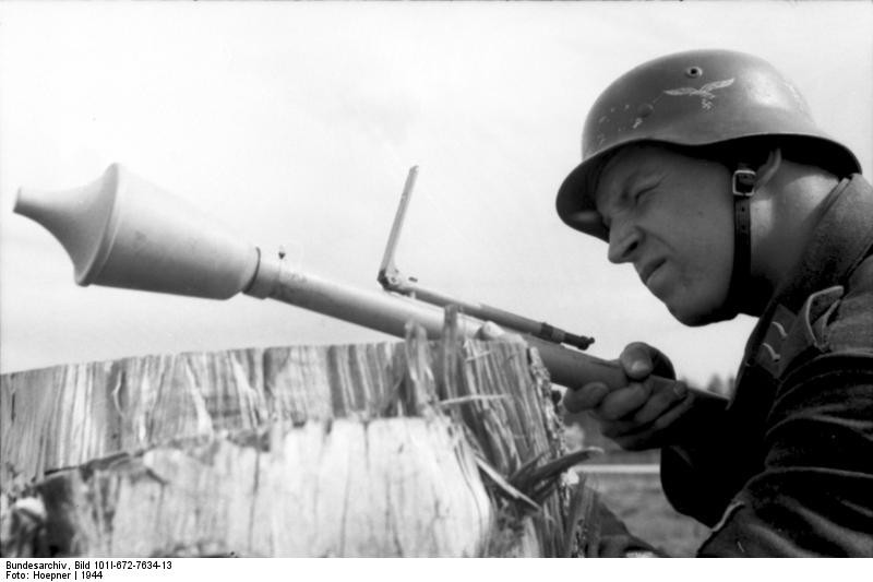 Panzerfaust hay còn được gọi với biệt danh "nắm đấm thép" là một loại vũ khí chống tăng cá nhân được Quân đội Đức quốc xã chế tạo và sử dụng trong Chiến tranh Thế giới thứ 2. Nguồn ảnh: Wiki.