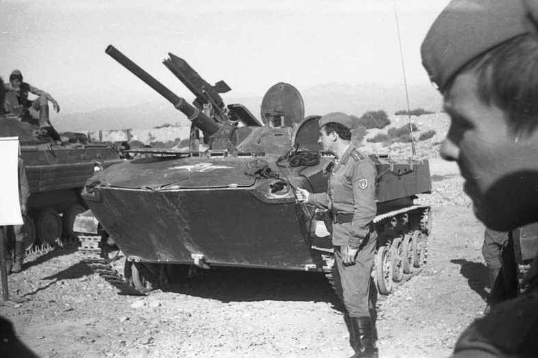 Tới tận ngày nay, Mỹ cũng chỉ đổ bộ đường không được các loại xe Humvee và xe tải cùng với pháo lựu hạng nặng. Phía Mỹ vẫn hoàn toàn không có một loại phương tiện thiết giáp chiến đấu nào được đổ bộ theo đường không đúng nghĩa. Nguồn ảnh: Archive.