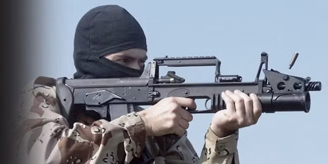 Được ra đời từ năm 2007 và bắt đầu được đưa vào sản xuất hàng loạt từ năm 2013 để chuyên trang bị cho lực lượng đặc nhiệm Nga, khẩu súng trường tấn công bullpup mang tên ADS là một trong những khẩu súng chuyên bắn dưới nước hiện đại nhất hiện nay. Nguồn ảnh: Rostrino.