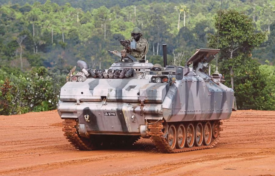 Phần mặt trước của thiết giáp M113 phiên bản mang theo cối 81mm của quân đội Malaysia. Nguồn ảnh: Malaysiadef.