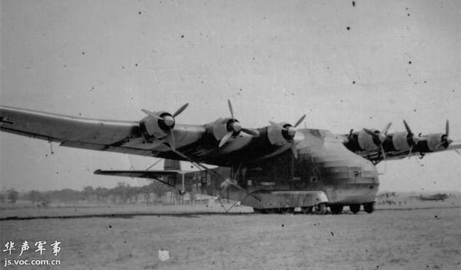 Trần bay tối đa của Me 323 cũng chỉ lên tới 4000 mét. Giống với nhiều loại máy bay cỡ lớn cùng thời, Me 323 cũng được trang bị một loạt các ổ súng máy MG 15 hoặc MG 131 để "phòng thân". Tuy nhiên khi bị tiêm kích Đồng minh áp sát, chiếc máy bay này chắc chắn sẽ bị hạ. Nguồn ảnh: Jsvoc.