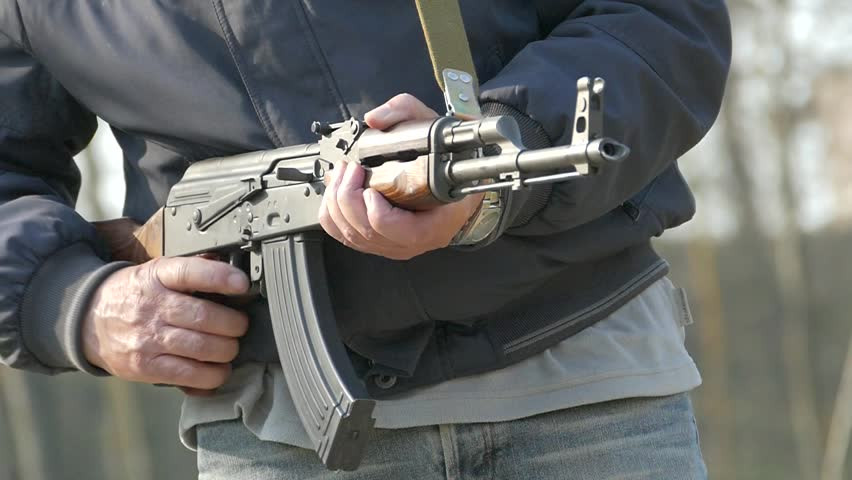 Trong khi đó các loại vũ khí hiện đại của Mỹ như khẩu M4 hiện nay có tuổi thọ lên tới 200.000 phát bắn trước khi bị xuống cấp. Kèm theo đó là việc những khẩu AK-47 hiện còn được sử dụng trên khắp thế giới phần lớn đã "quá tuổi" hoặc nếu được sản xuất mới thì cũng không đạt tiêu chuẩn linh kiện của Liên Xô trước kia - nhất là phần nòng súng. Dẫn đến việc tuổi thọ của khẩu AK-47 ngày nay sẽ càng ngày càng giảm. Nguồn ảnh: Tube.