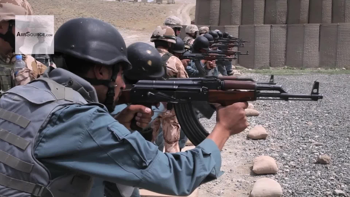 Khi bắn ở chế độ liên thanh, súng AK-47 rõ ràng là có độ giật quá lớn. Tuy nhiên mọi loại súng khác cũng vậy. Những người lính kinh nghiệm trên chiến trường chỉ cần nghe tiếng súng của đối phương để có thể phân biệt được đối phương của họ là "lính mới" hay là "lính lão làng" dựa vào tiếng súng được bắn ra. Nguồn ảnh: Iraqi.