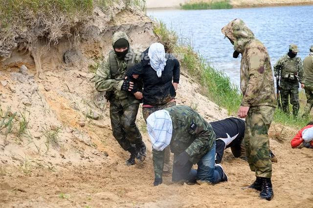 Một số người đã tỏ ra kiệt sức chỉ sau một vài kilomets đi bộ vượt địa hình. Nguồn ảnh: Sina.