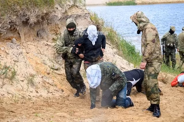 Một số người đã tỏ ra kiệt sức chỉ sau một vài kilomets đi bộ vượt địa hình. Nguồn ảnh: Sina.