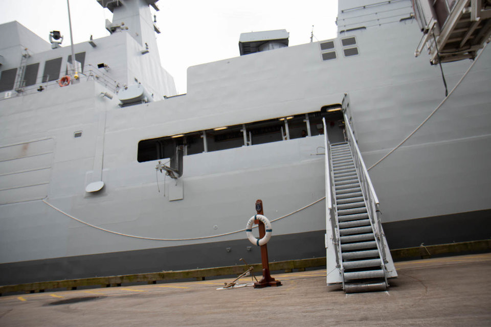 Lớp vỏ của tàu được quảng cáo là có cấu tạo đặc biệt, giúp hấp thụ tốt sóng radar. Đây là một tính năng tương đồng với các máy bay F-35 hay F-22 hiện đại của Mỹ. Nguồn ảnh: BI.