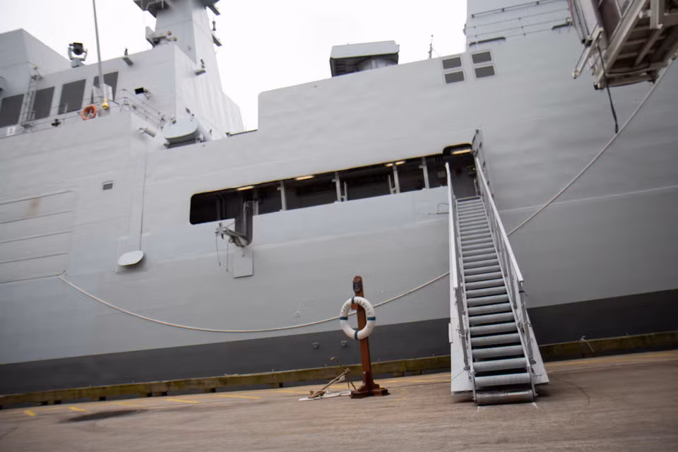 Lớp vỏ của tàu được quảng cáo là có cấu tạo đặc biệt, giúp hấp thụ tốt sóng radar. Đây là một tính năng tương đồng với các máy bay F-35 hay F-22 hiện đại của Mỹ. Nguồn ảnh: BI.