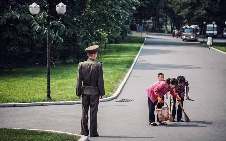 Người dân Triều Tiên dọn dẹp đường phố ở thủ đô Bình Nhưỡng.