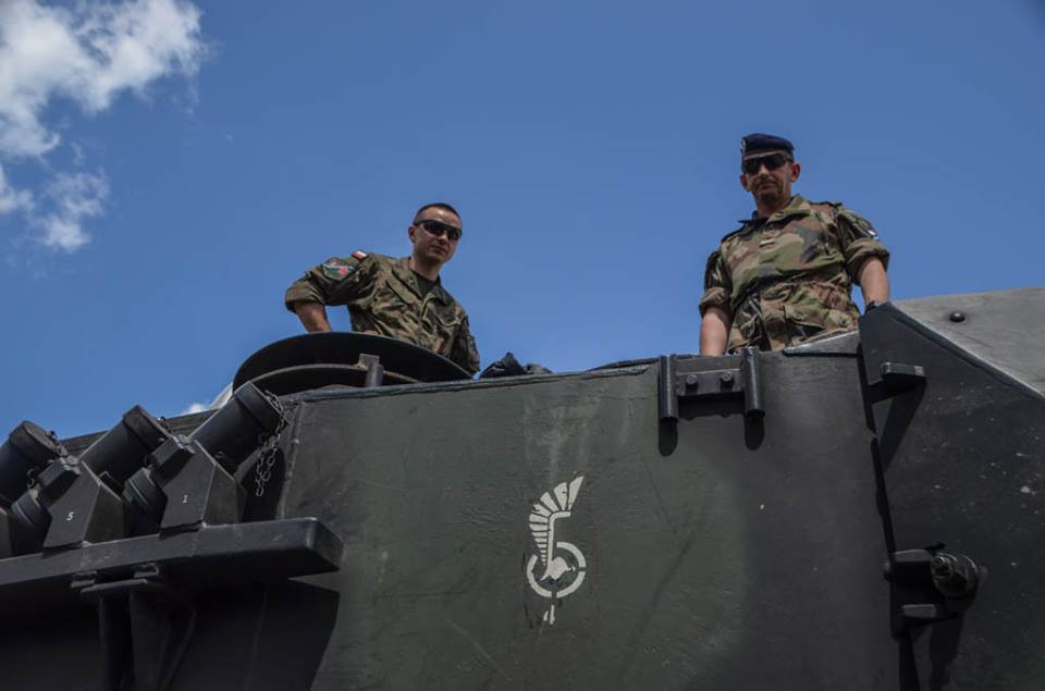 Lính Pháp bên trên chiếc Leclerc - chiếc xe tăng đắt đỏ bậc nhất thế giới hiện nay do Pháp tự thiết kế và sản xuất. Nguồn ảnh: BKP.