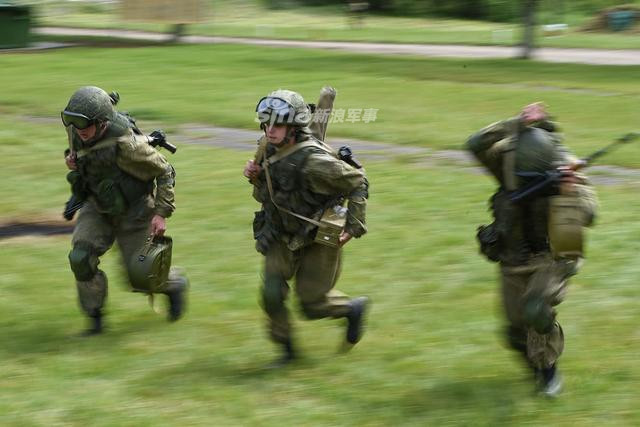 Lính bắn tỉa của Nga cũng được học cách sử dụng các loại hỏa lực hạng nặng bao gồm cả súng phóng lựu tự động. Nguồn ảnh: Sina.