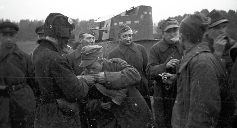 Một đơn vị lính Liên Xô gặp một đơn vị lính Ba Lan trên chiến trường. Tiếng Nga là một ngôn ngữ kỳ diệu, khi mà người Ba Lan, Ukraine dù không nói tiếng Nga nhưng có thể hiểu được tương đối những gì người Nga nói. Nguồn ảnh: Rbth.