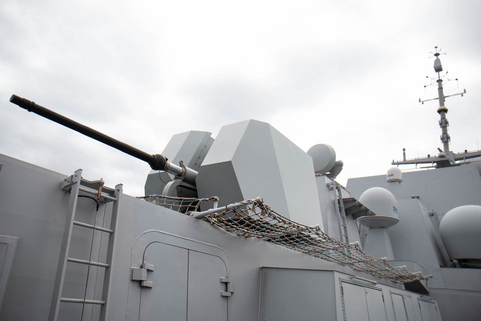 Phiên bản FREMM của Mỹ trong tương lai được dự tính sẽ trang bị hai khẩu pháo 76mm và một khẩu pháo 57mm. Bên cạnh đó, số giếng phóng tên lửa thẳng đứng cũng sẽ được nâng từ 16 lên 32 ống. Nguồn ảnh: BI.