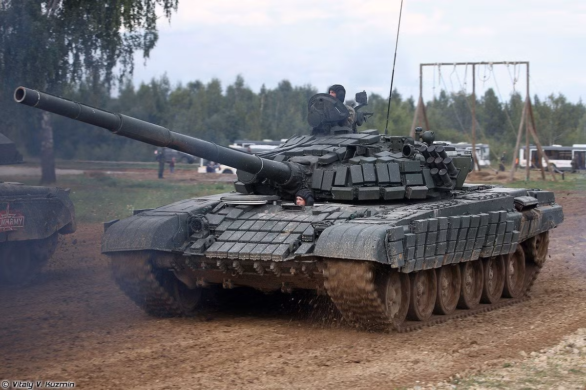 Lính xe tăng Lào cũng đã từng có cơ hội sử dụng xe tăng T-72B3 tại Tank Biathlon 2017 vừa rồi. Tuy nhiên do có giá thành quá đắt đỏ lên tới 3 triệu USD cho một chiếc nên phía Lào quyết định chỉ mua các xe tăng T-72B để tiết kiệm chi phí. Nguồn ảnh: Vitaly.