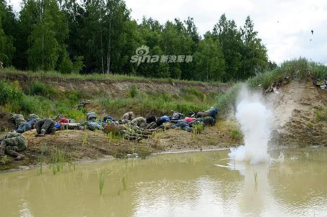 Để tạo độ chân thực cho các phóng viên "con tin" và để họ quen với những bất ngờ có thể xảy ra trên chiến trường, dọc đường đi thậm chí còn được gài cả mìn. Nguồn ảnh: Sina.