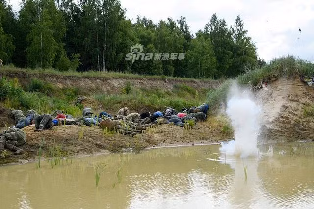 Để tạo độ chân thực cho các phóng viên "con tin" và để họ quen với những bất ngờ có thể xảy ra trên chiến trường, dọc đường đi thậm chí còn được gài cả mìn. Nguồn ảnh: Sina.