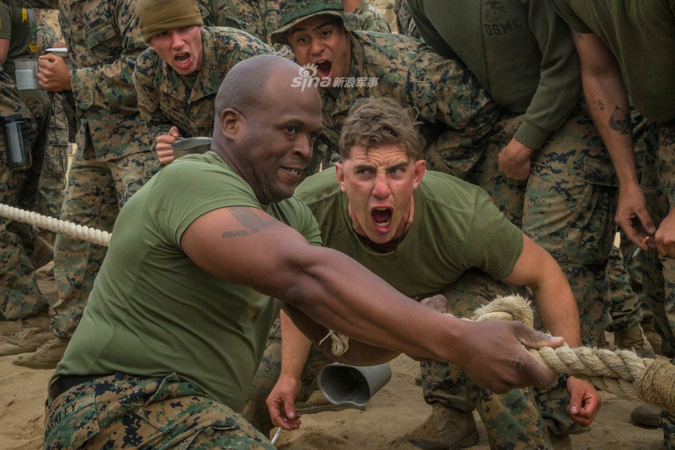 Mọi trò chơi mang tính đối kháng và cơ bắp đều được các tiểu đội của lực lượng này mang ra để phô diễn sức mạnh. Nguồn ảnh: DVDhub.