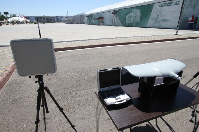 Toàn bộ hệ thống điều khiển cùng UAV cực nhỏ mang tên Granat-1. Đây là loại UAV cỡ nhỏ có thể mang gọn trong balo để người lính trực tiếp thu thập tin tình báo trong khu vực nóng trên chiến trường. Nguồn ảnh: ExpoRu.