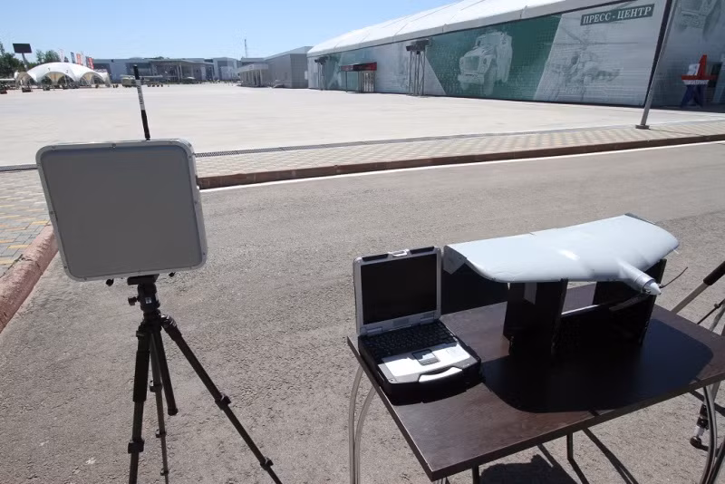 Toàn bộ hệ thống điều khiển cùng UAV cực nhỏ mang tên Granat-1. Đây là loại UAV cỡ nhỏ có thể mang gọn trong balo để người lính trực tiếp thu thập tin tình báo trong khu vực nóng trên chiến trường. Nguồn ảnh: ExpoRu.