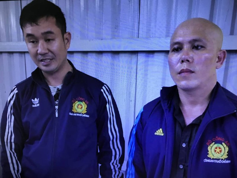 Bộ đôi Đạt - Huy mặc áo khoác có hình hiệu công an Bộ đôi Đạt - Huy mặc áo khoác có hình hiệu công an