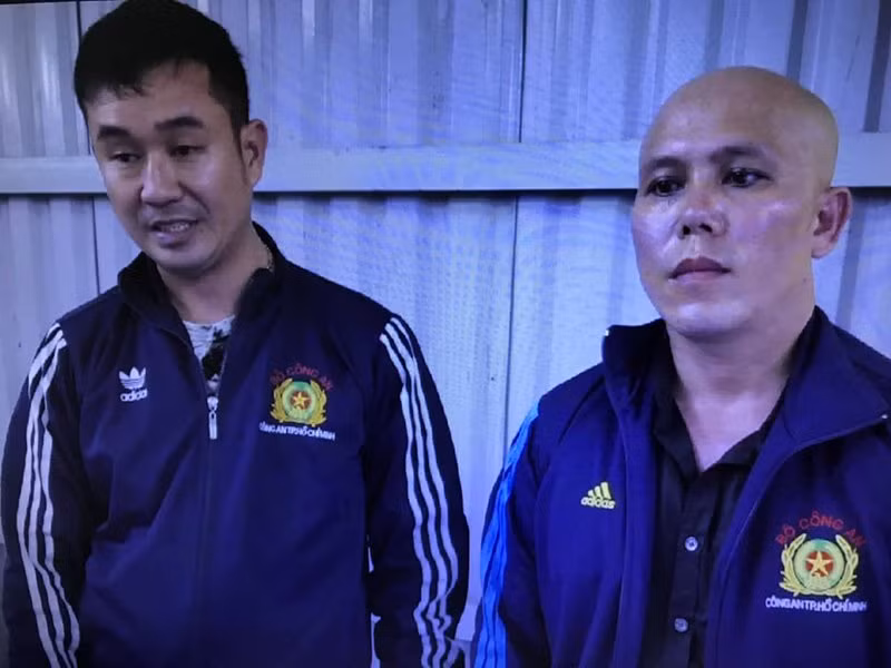 Bộ đôi Đạt - Huy mặc áo khoác có hình hiệu công an