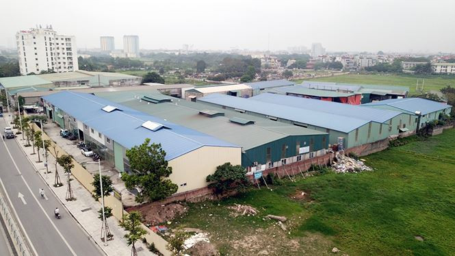 Trao đổi với Tiền Phong, đại diện UBND Phường Xuân Phương cho biết, việc xử lý gặp nhiều khó khăn vì phía công ty TNHH Thực phẩm Thông Tấn lâu nay thiếu tinh thần hợp tác dù đã nhận được quyết định xử phạt. Hiện phường đã trình lên Quận để xin phương án giải quyết triệt để.