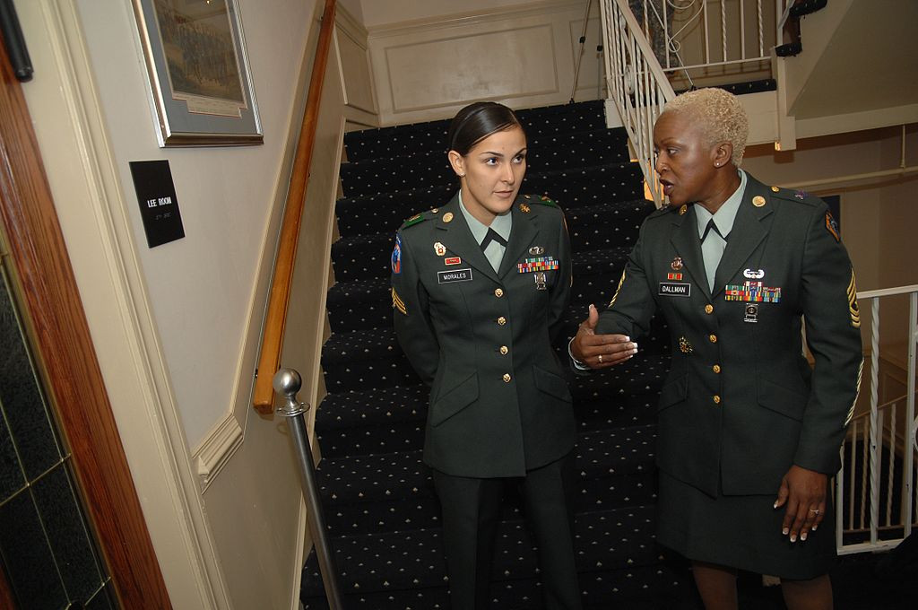 Dù là quân đội của một quốc gia dân chủ nhưng các nữ quân nhân trong quân đội Mỹ lại thường bị đối xử một cách rất không công bằng. Phải tới khoảng một thập niên gần đây, các vị trí chỉ huy cấp cao mới được tạo điều kiện cho nữ sĩ quan tham gia. Nguồn ảnh: Military.