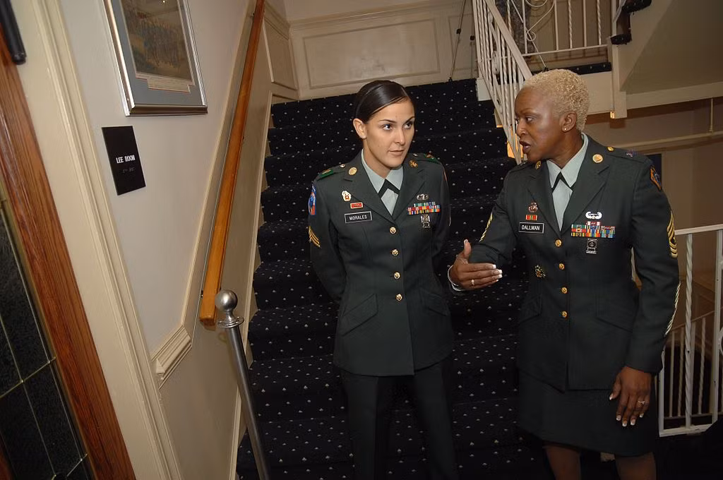 Dù là quân đội của một quốc gia dân chủ nhưng các nữ quân nhân trong quân đội Mỹ lại thường bị đối xử một cách rất không công bằng. Phải tới khoảng một thập niên gần đây, các vị trí chỉ huy cấp cao mới được tạo điều kiện cho nữ sĩ quan tham gia. Nguồn ảnh: Military.