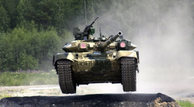 Cuối cùng, xe tăng T-90 cơ động hơn nhiều so với xe tăng Mỹ khi mà M1A1M có trọng lượng rỗng lên tới gần 60 tấn trong khi T-90 chỉ là 46 tấn. Động cơ tua-bin khí của M1A1M dù khỏe hơn của T-90 nhưng cũng được đánh giá là thiếu phù hợp với môi trường sa mạc đầy cát và loại động cơ tua-bin này cũng cực kỳ khó, đắt đỏ trong việc bảo dưỡng. Nguồn ảnh: Engrus.