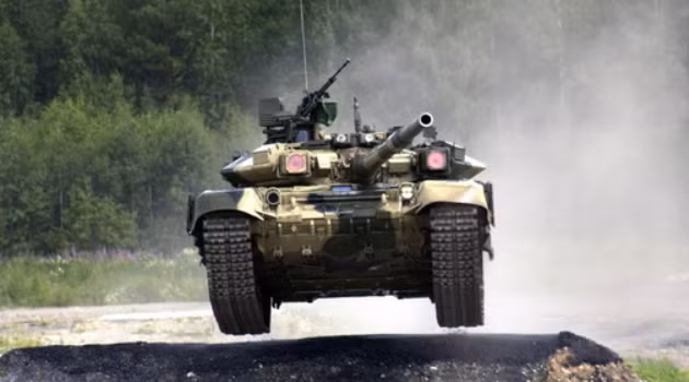 Cuối cùng, xe tăng T-90 cơ động hơn nhiều so với xe tăng Mỹ khi mà M1A1M có trọng lượng rỗng lên tới gần 60 tấn trong khi T-90 chỉ là 46 tấn. Động cơ tua-bin khí của M1A1M dù khỏe hơn của T-90 nhưng cũng được đánh giá là thiếu phù hợp với môi trường sa mạc đầy cát và loại động cơ tua-bin này cũng cực kỳ khó, đắt đỏ trong việc bảo dưỡng. Nguồn ảnh: Engrus.