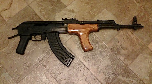 Điểm đầu tiên đó là cơ chế an toàn của súng. AK-47 có thiết kế ba cơ chế bắn bao gồm nẫy an toàn, nãy bắn liên thanh tự động hoàn toàn và nãy bắn viên một bán tự động. Thiết kế này đã quá lối thời do bị... ngược. Trên mọi khẩu súng hiện nay, thiết kế nãy an toàn đều được đặt theo thứ tự khóa - từng viên - tự động hoàn toàn. Nguồn ảnh: Ram.